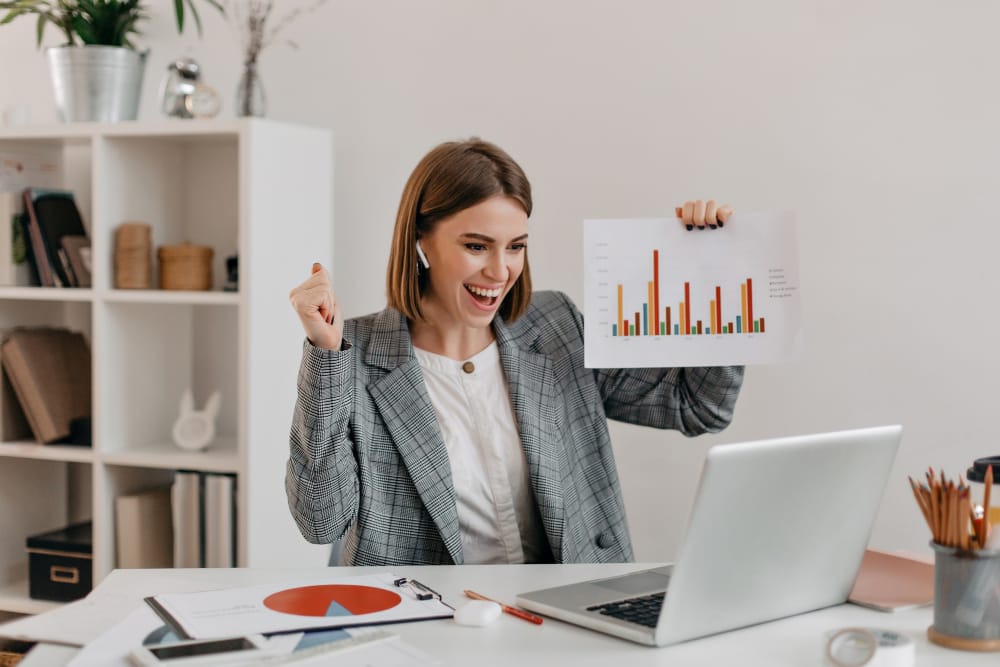 mulher mostrando gráficos de resultados do processo de remarketing no Google com Google Ads pela agência de inbound marketing