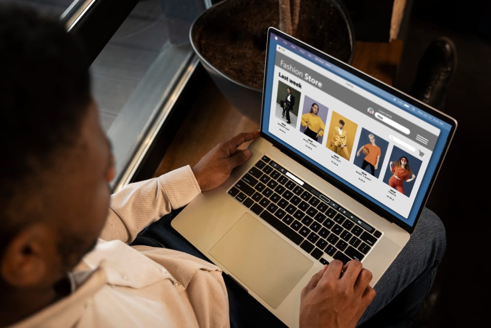 homem fazendo compras no Facebook Marketplace após consumir conteúdo de remarketing para o Facebook de tráfego pago