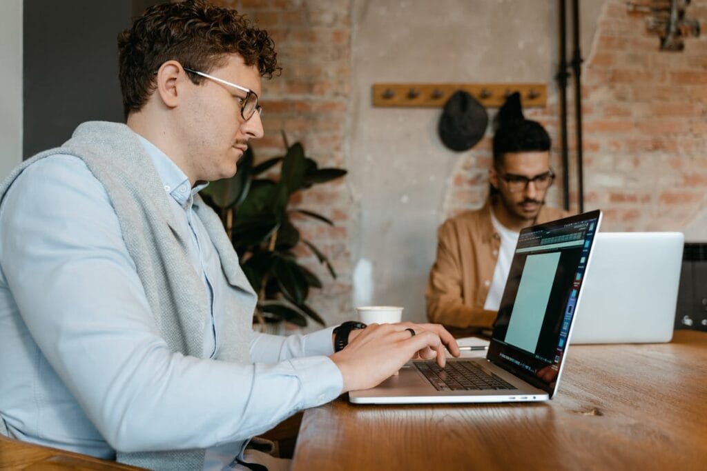 Implantação de RD Station mentor IA homem usando inteligência artificial
