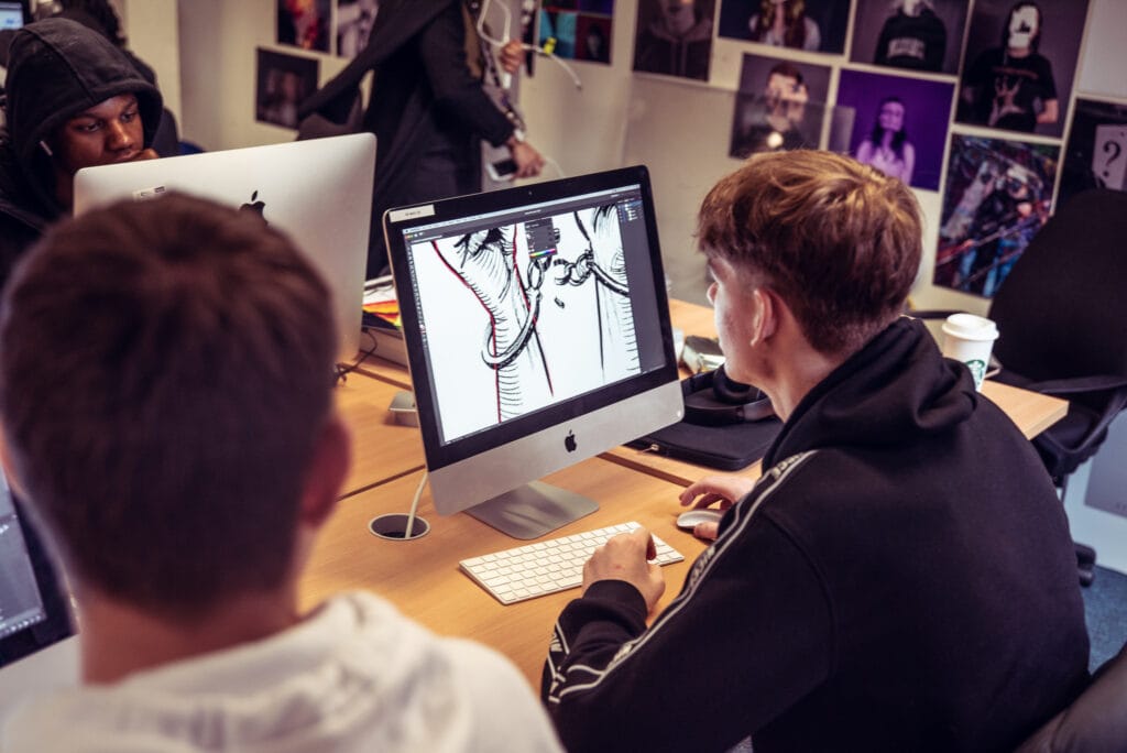 designers criando visuais para marca após contratação de criação de marcas