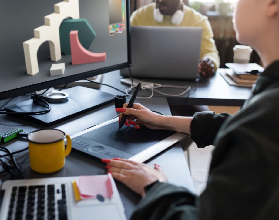 designer desenhando em mesa digitalizadora para criação de materiais de material promocional