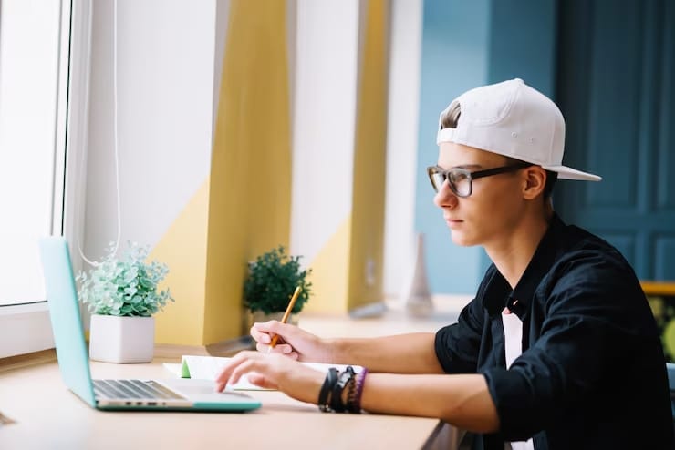 homem preparando site para criação de landing pages