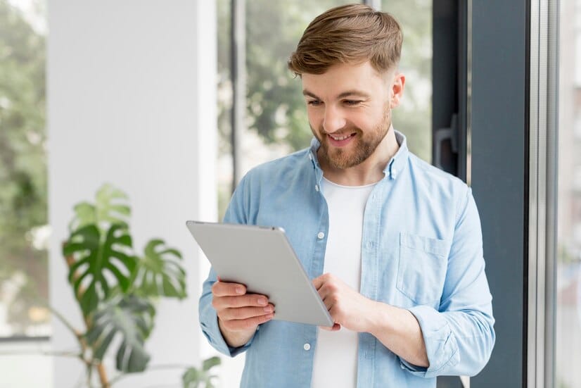 empresário consultando informações de seu marketing de whatsapp