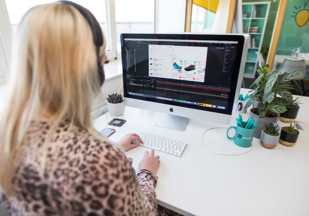 mulher criando site em WordPress para loja desenvolvimento em WordPress