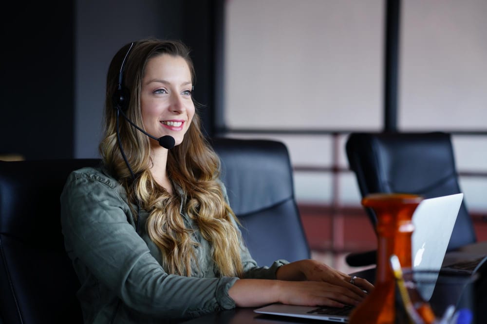 mulher fazendo atendimento de cliente após implementação de diagnóstico de RD Conversas