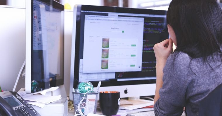 mulher fazendo configurações técnicas com código em hospedagem WordPress