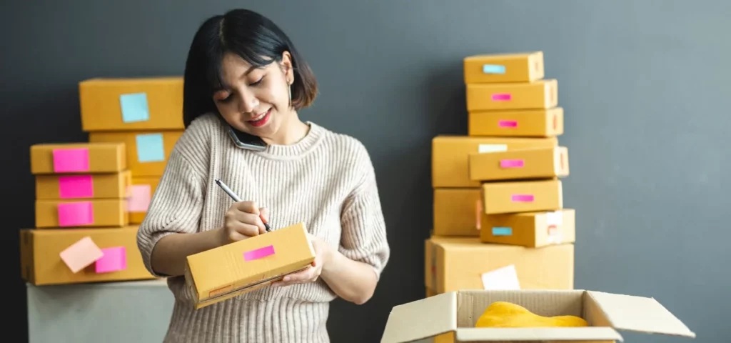 mulher preparando encomendas para as vendas de seu e-commerce automação de markeing e vendas com agência de inbound marketing