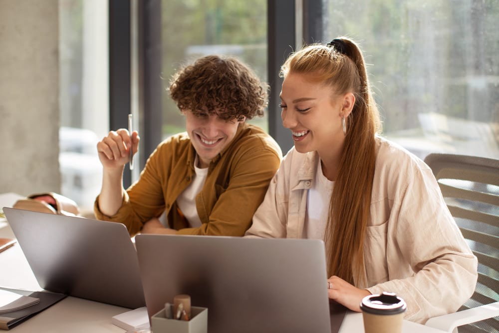 pessoas estudando em computador com conteúdo preparado para lead scoring por uma agência de inbound marketing