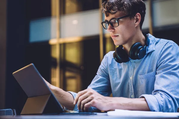 especialista de SEO preparando estratégia para SEO após consultoria de SEO