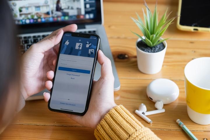 trafego pago com facebook ads e instagram ads mulher utilizando o facebook