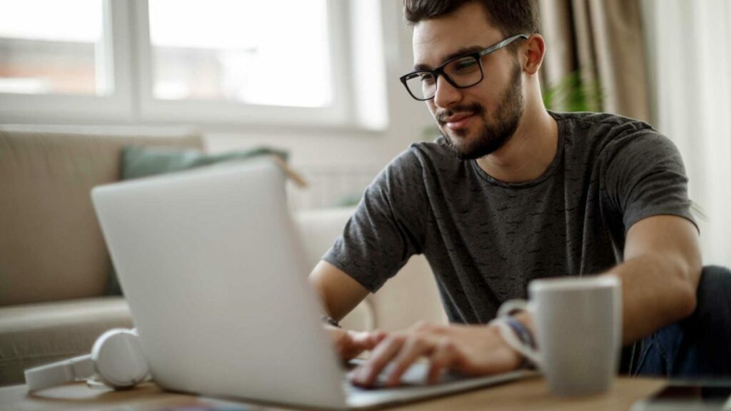 trafego pago com google ads homem pesquisando na internet