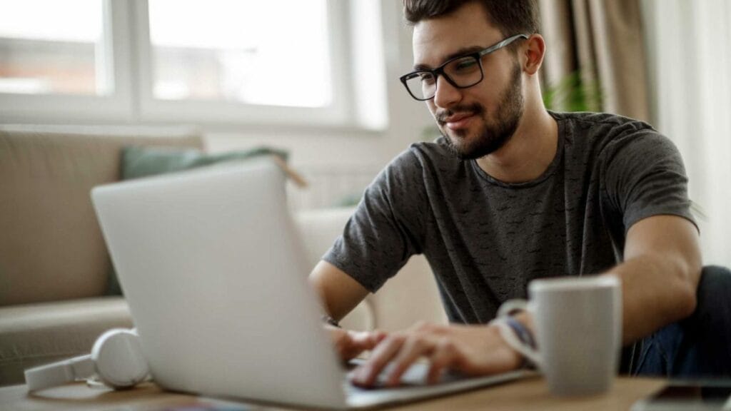 homem preparando conteúdo para nutrição de leads para agência de inbound marketing